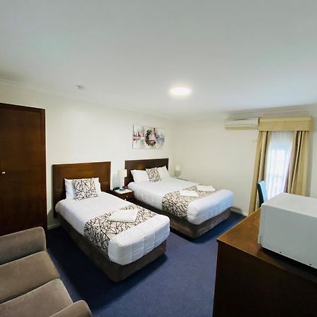Colonial Lodge Motor Inn Yass Exterior photo