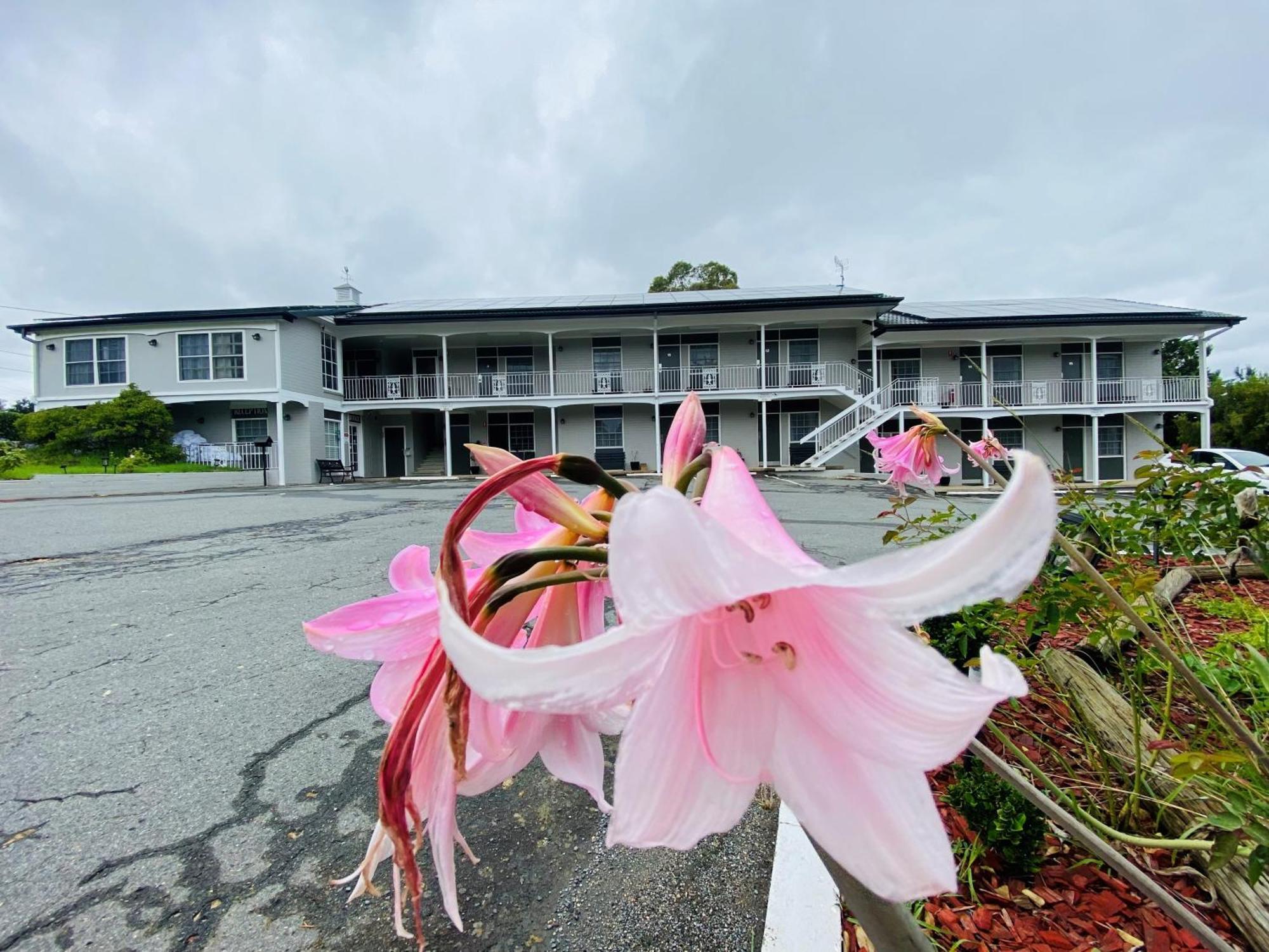 Colonial Lodge Motor Inn Yass Exterior photo
