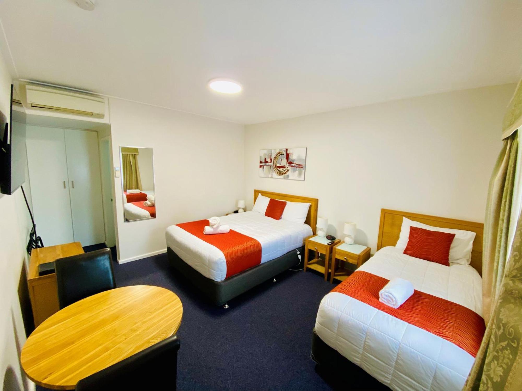 Colonial Lodge Motor Inn Yass Exterior photo