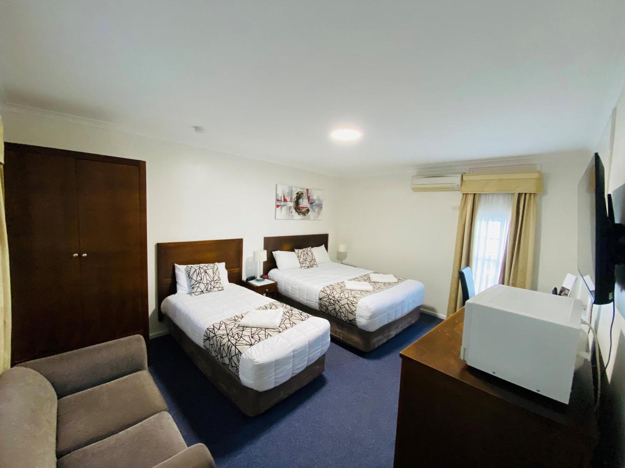 Colonial Lodge Motor Inn Yass Exterior photo