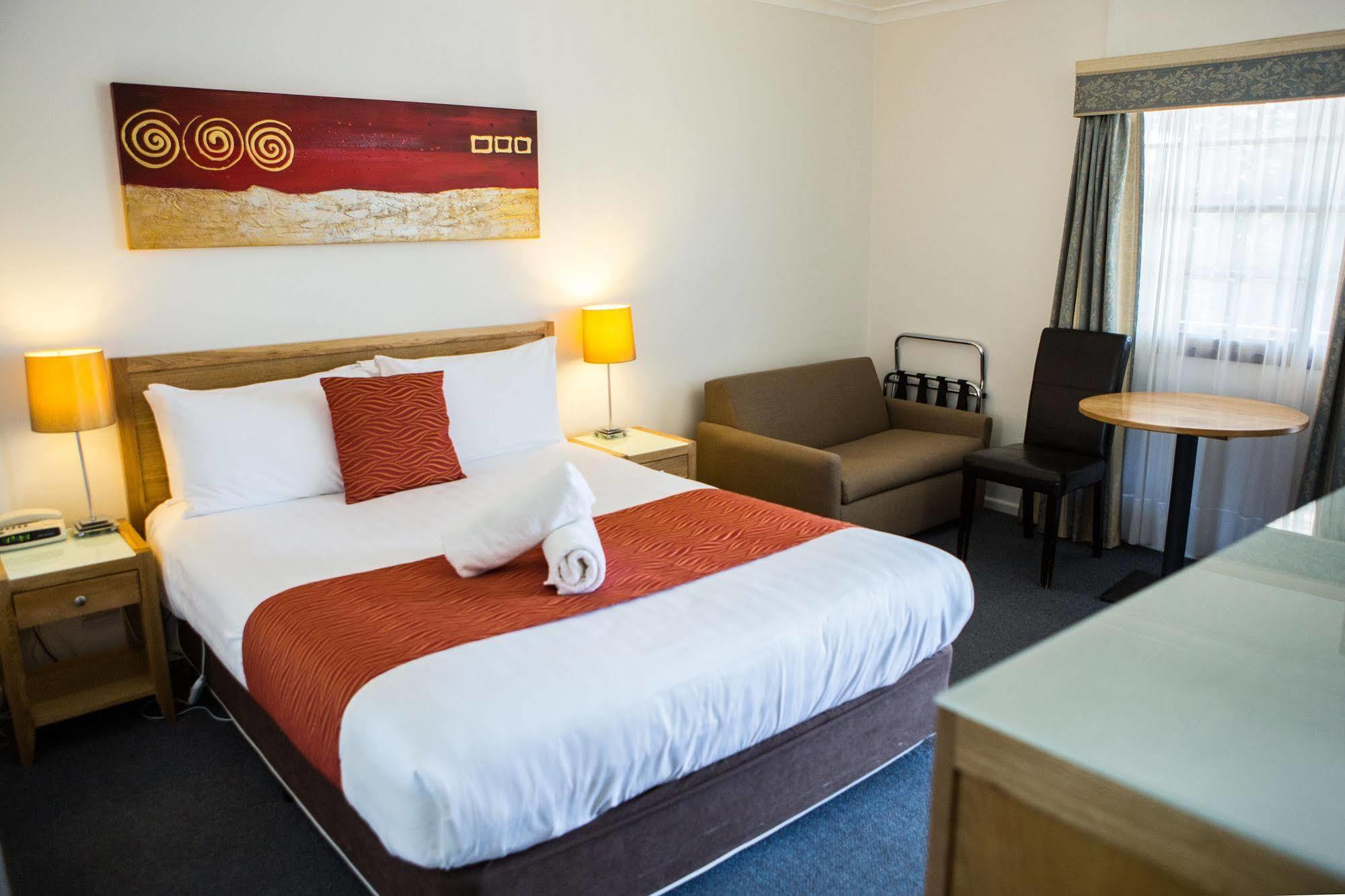 Colonial Lodge Motor Inn Yass Exterior photo